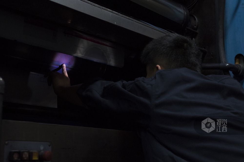 【致敬零点劳动者】系列报道之报纸印刷匠刘笑：别人的早餐，是我的晚餐