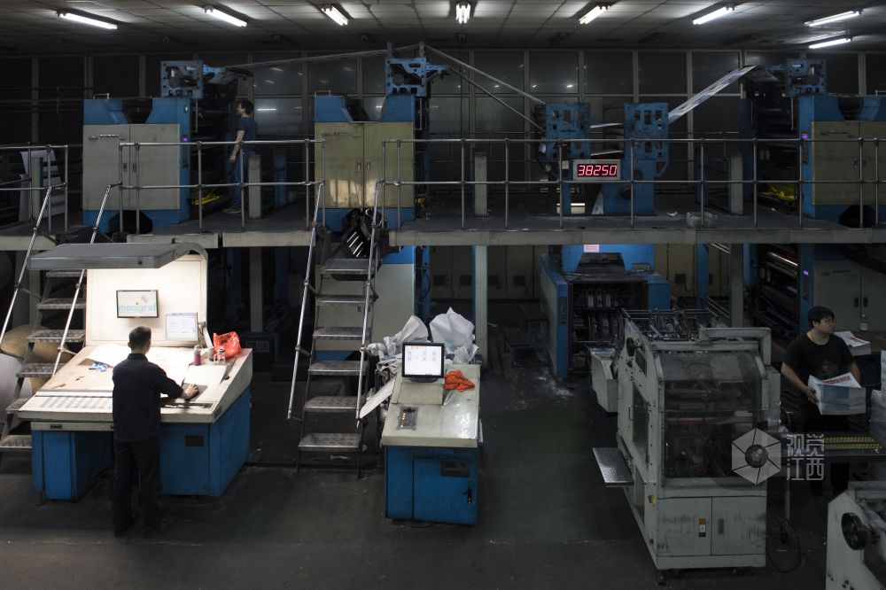 【致敬零点劳动者】系列报道之报纸印刷匠刘笑：别人的早餐，是我的晚餐