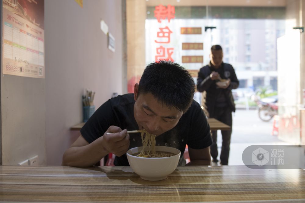 【致敬零点劳动者】系列报道之报纸印刷匠刘笑：别人的早餐，是我的晚餐