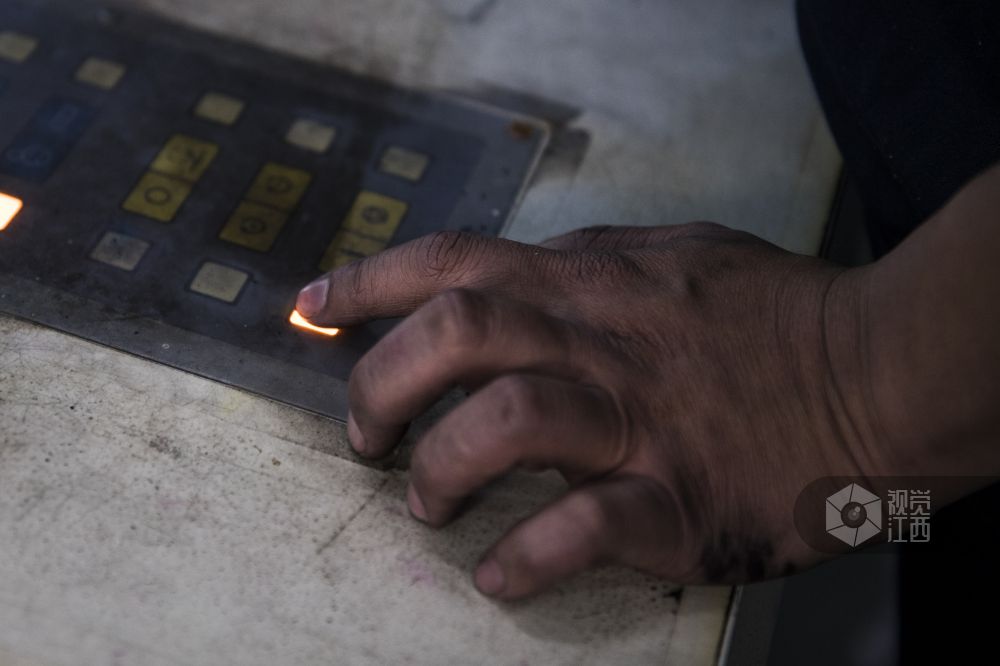 【致敬零点劳动者】系列报道之报纸印刷匠刘笑：别人的早餐，是我的晚餐