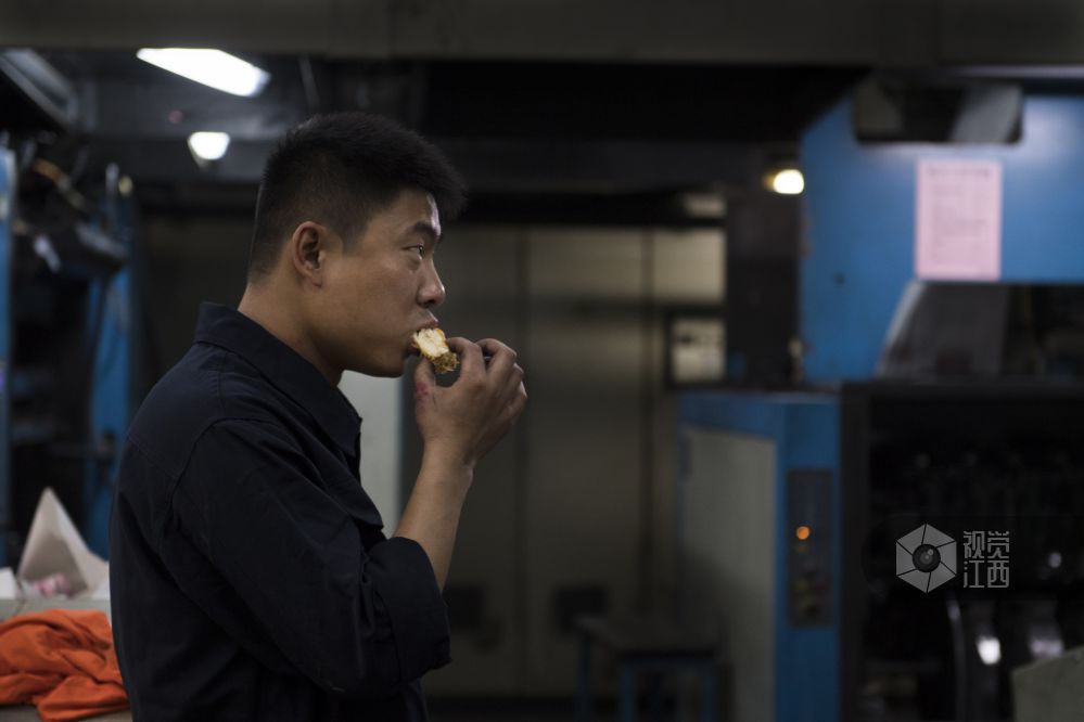 【致敬零点劳动者】系列报道之报纸印刷匠刘笑：别人的早餐，是我的晚餐