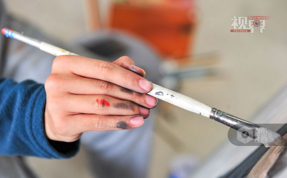 梦想照我前行：考研生大冷天睡图书馆 睁开眼睛就是书