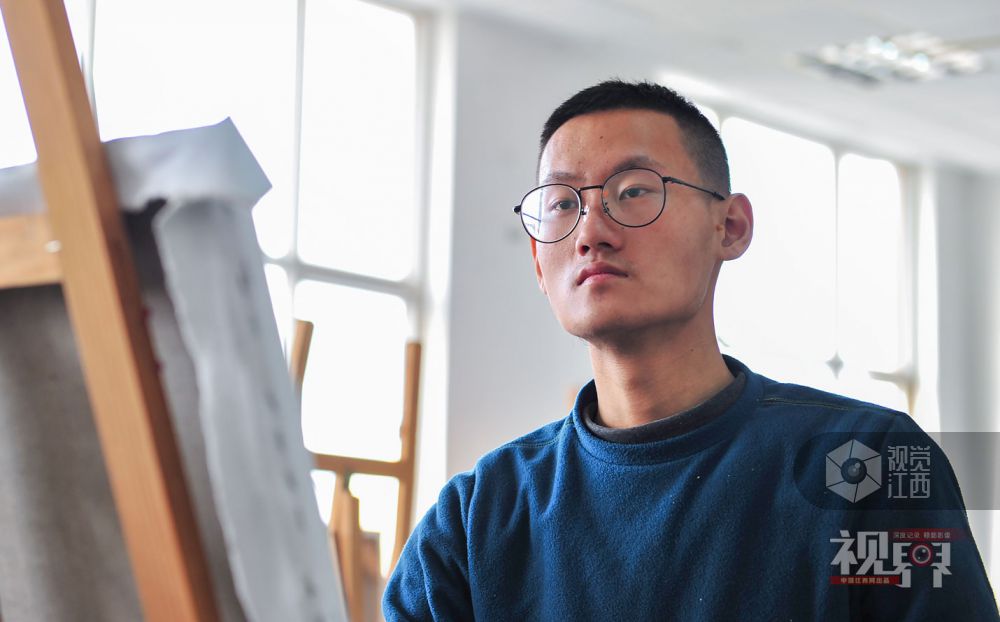 梦想照我前行：考研生大冷天睡图书馆 睁开眼睛就是书