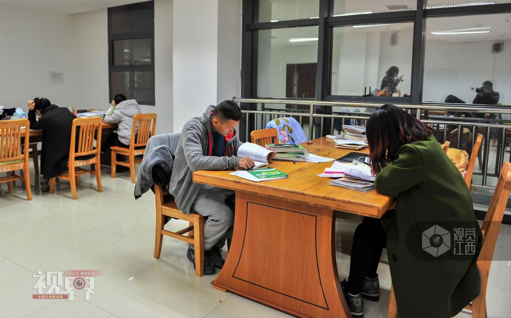 梦想照我前行：考研生大冷天睡图书馆 睁开眼睛就是书