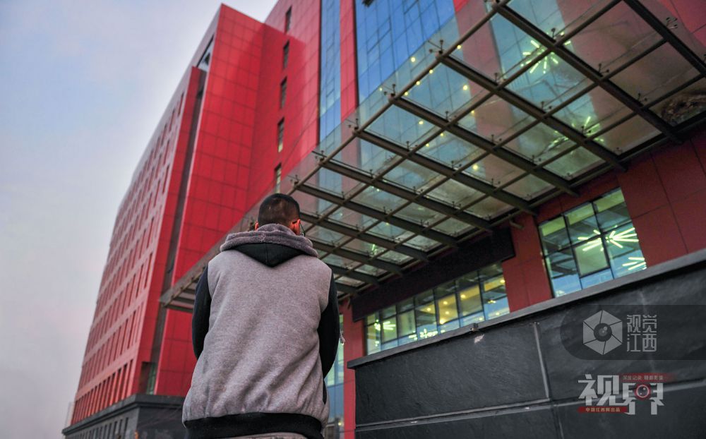 梦想照我前行：考研生大冷天睡图书馆 睁开眼睛就是书