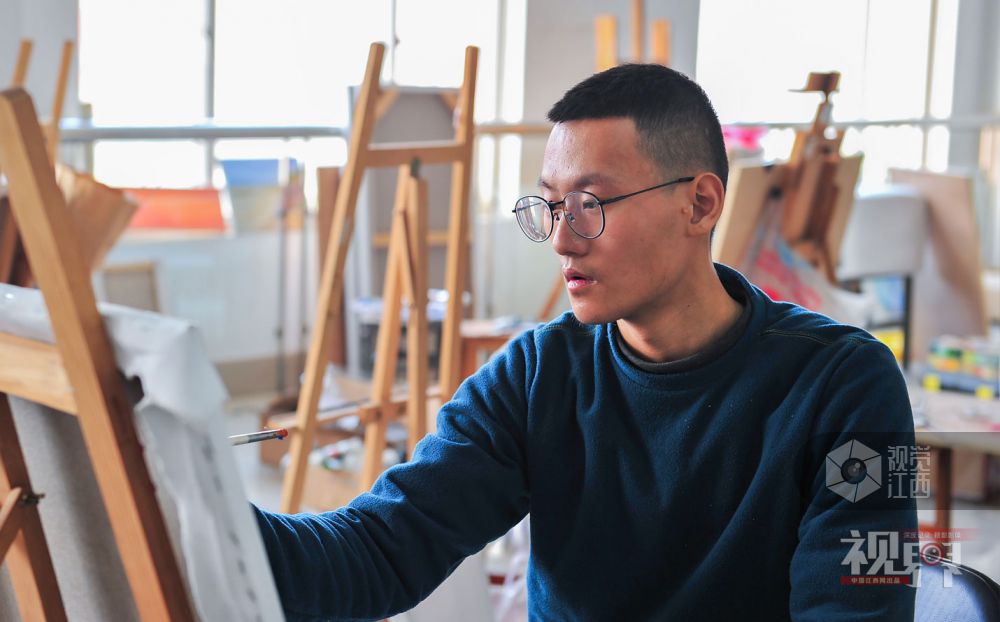 梦想照我前行：考研生大冷天睡图书馆 睁开眼睛就是书