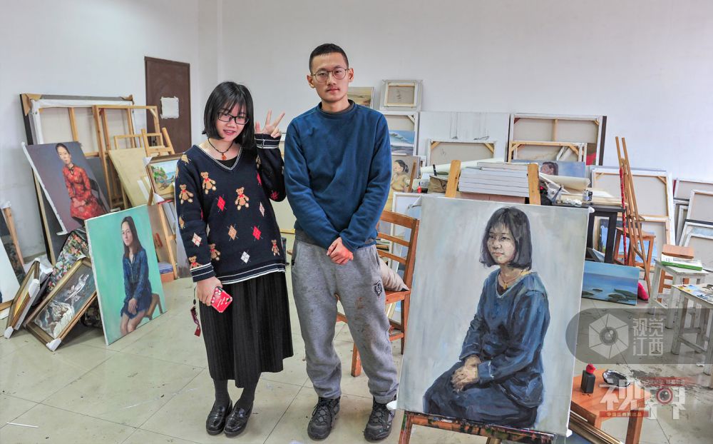 梦想照我前行：考研生大冷天睡图书馆 睁开眼睛就是书