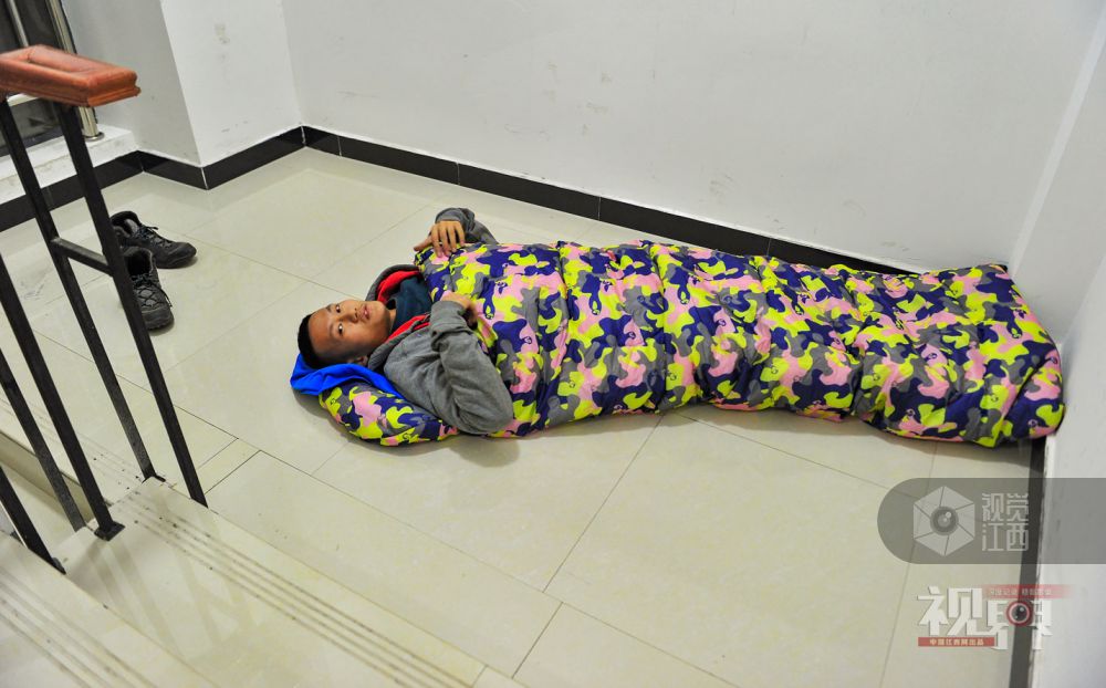 梦想照我前行：考研生大冷天睡图书馆 睁开眼睛就是书