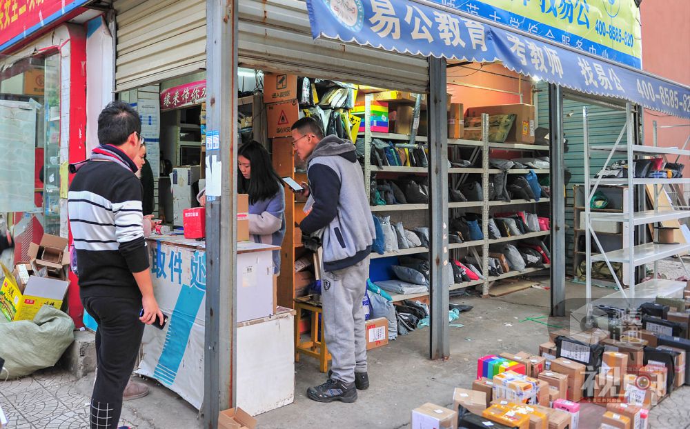 梦想照我前行：考研生大冷天睡图书馆 睁开眼睛就是书