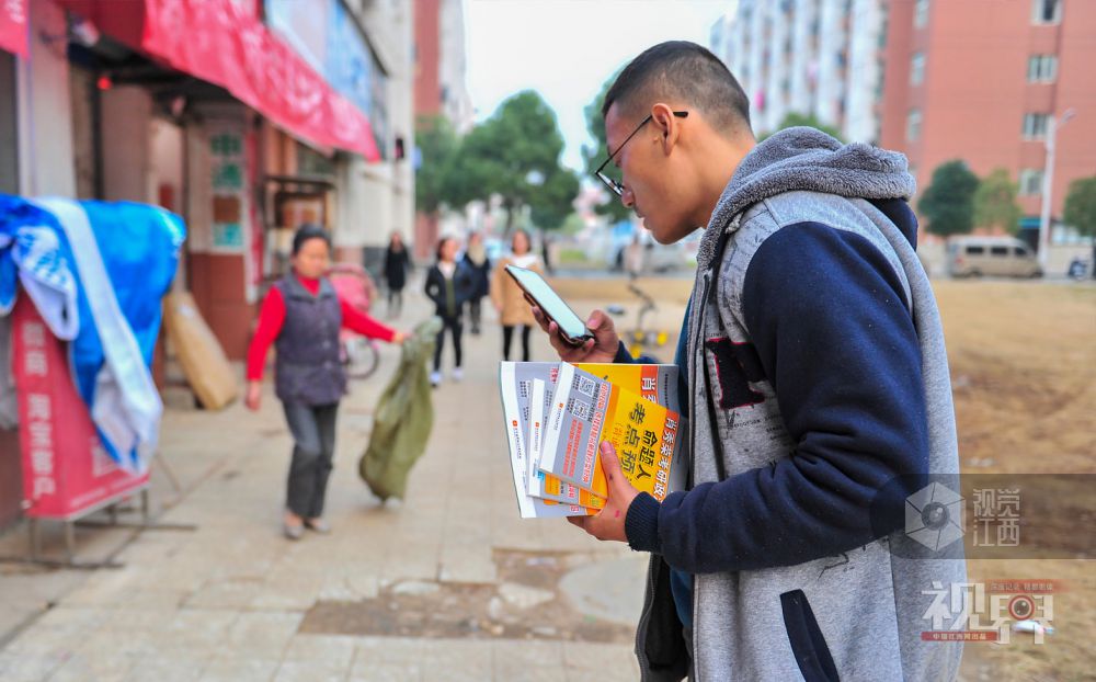 梦想照我前行：考研生大冷天睡图书馆 睁开眼睛就是书