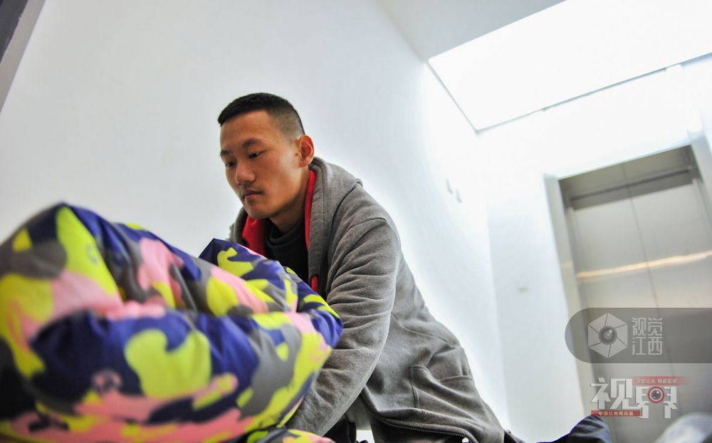 梦想照我前行：考研生大冷天睡图书馆 睁开眼睛就是书