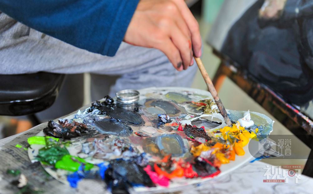 梦想照我前行：考研生大冷天睡图书馆 睁开眼睛就是书