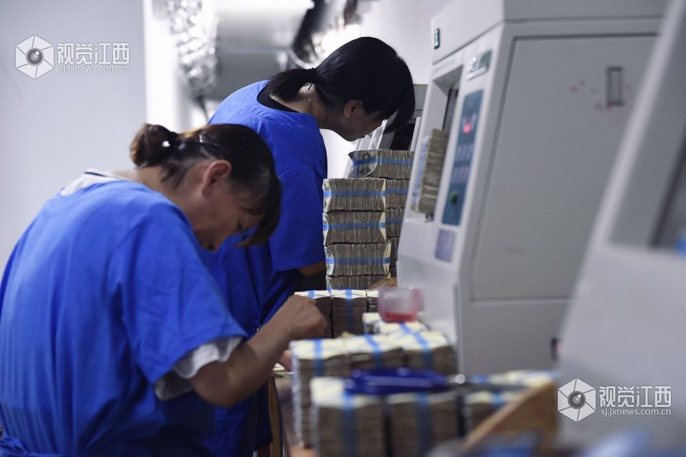 数钱数到手抽筋 公交结算中心点钞员每天点80万零钱