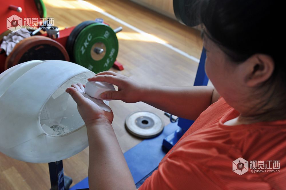 江西90后独腿女孩举重14年破亚洲纪录 靠双手“举”起精彩人生