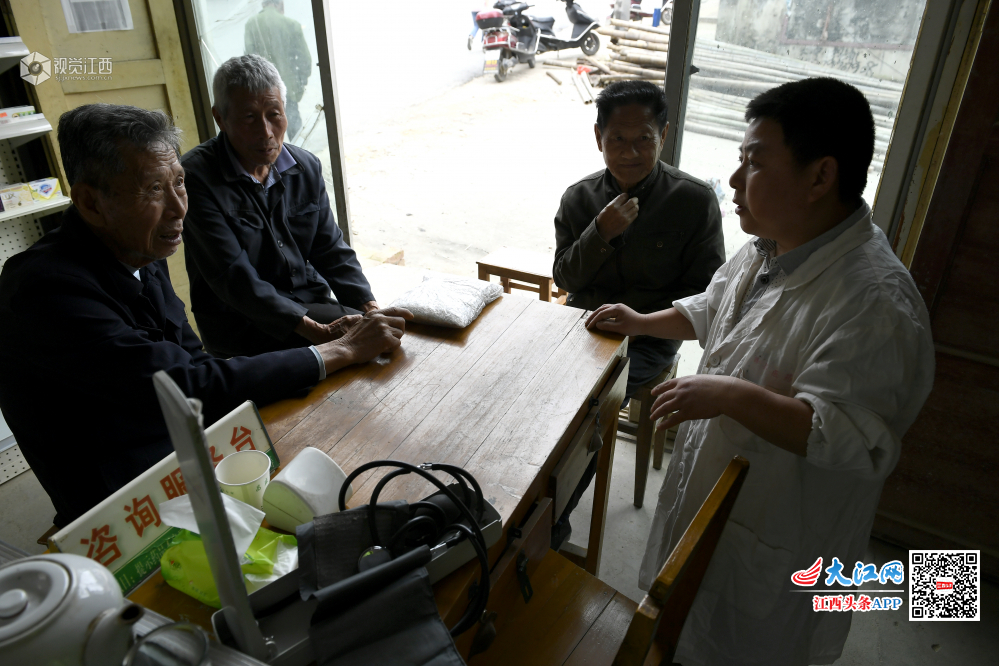 小镇上的小个子药师 一米三的他撑起整个家