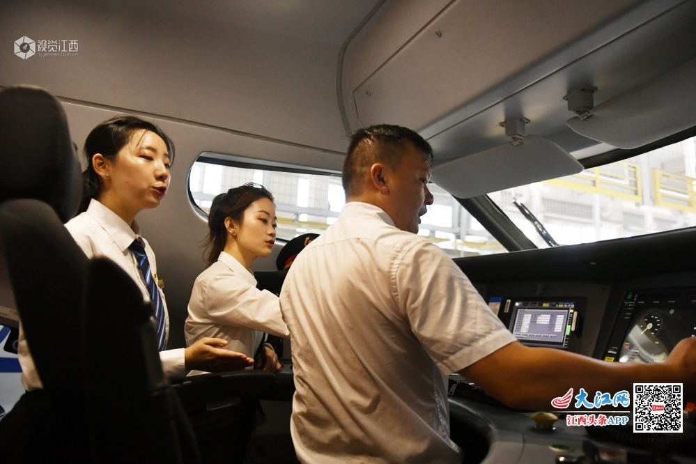巾帼不让须眉 首批动车组女司机来了