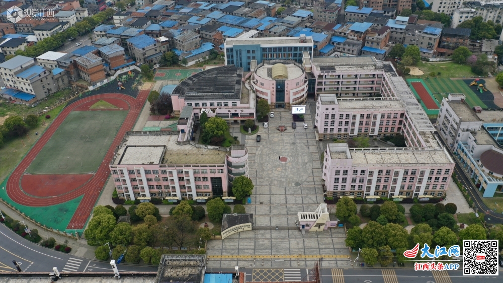 从三尺讲台到“线上课堂” 教师们变身“在线主播”