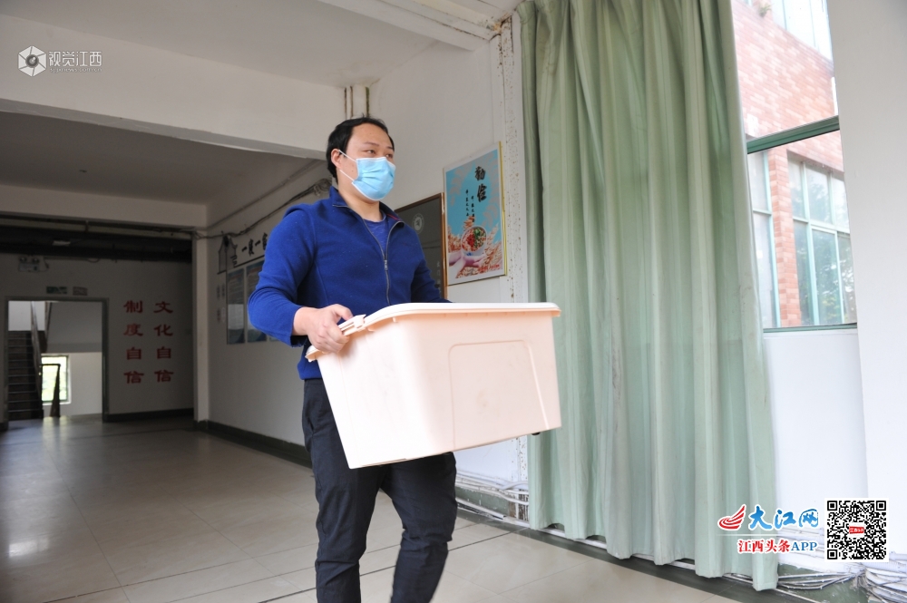 高校辅导员“云接单”服务 学生远程“被宠”