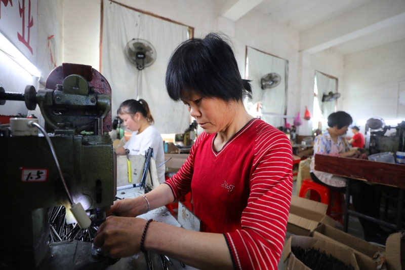 江西莲花：“扶贫车间”让贫困群众稳定增收