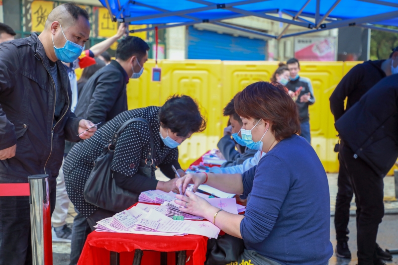 《疫情下的洪城大市场》组照