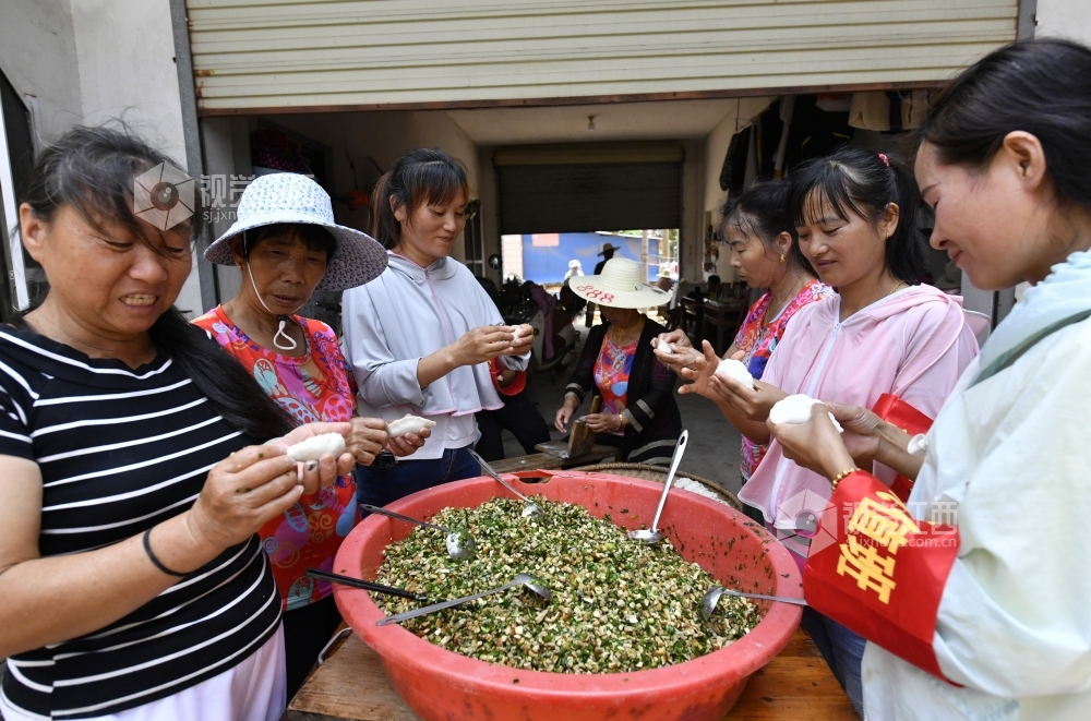 江西鄱阳：抗洪大堤上的“奶奶”服务队