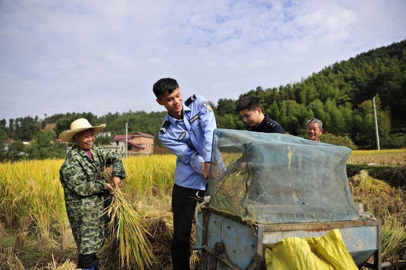 江西万载：扶贫帮老暖民心