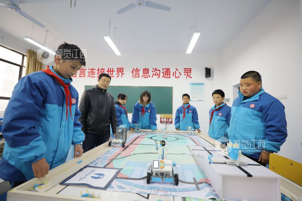 图为12月16日，湖口县金砂湾学校少年模拟法庭社团成员正进行开庭模拟演练。