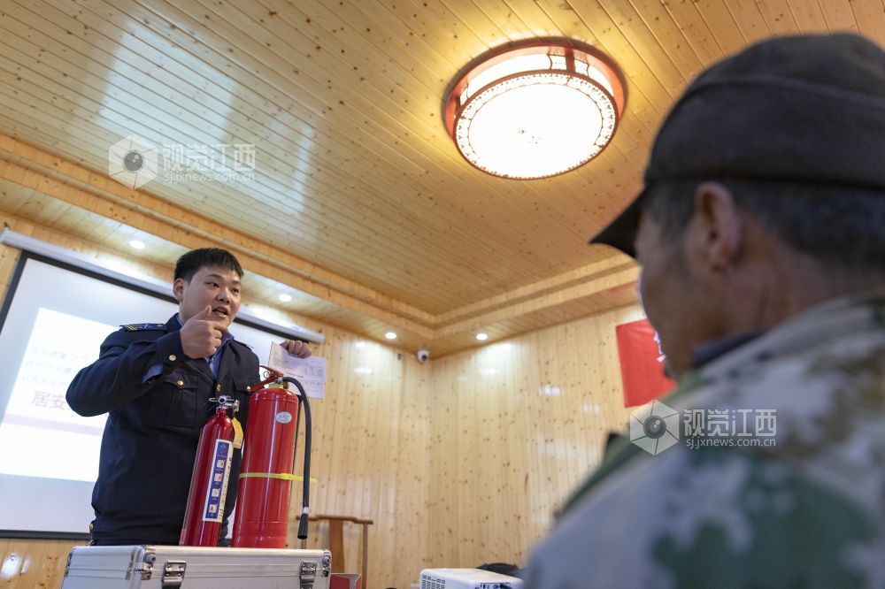 2021年1月13日，江西庐山市?；嵴蚝Ｂ璨┰?，消防宣传员组织当地农民进行消防知识宣传陪训。