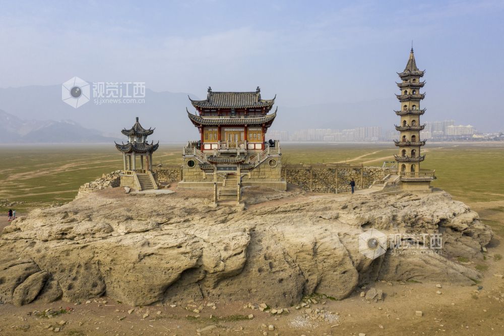 2021年1月16日，航拍位于江西九江庐山市的地标性建筑和象征性文物古迹——千年石岛落星墩。