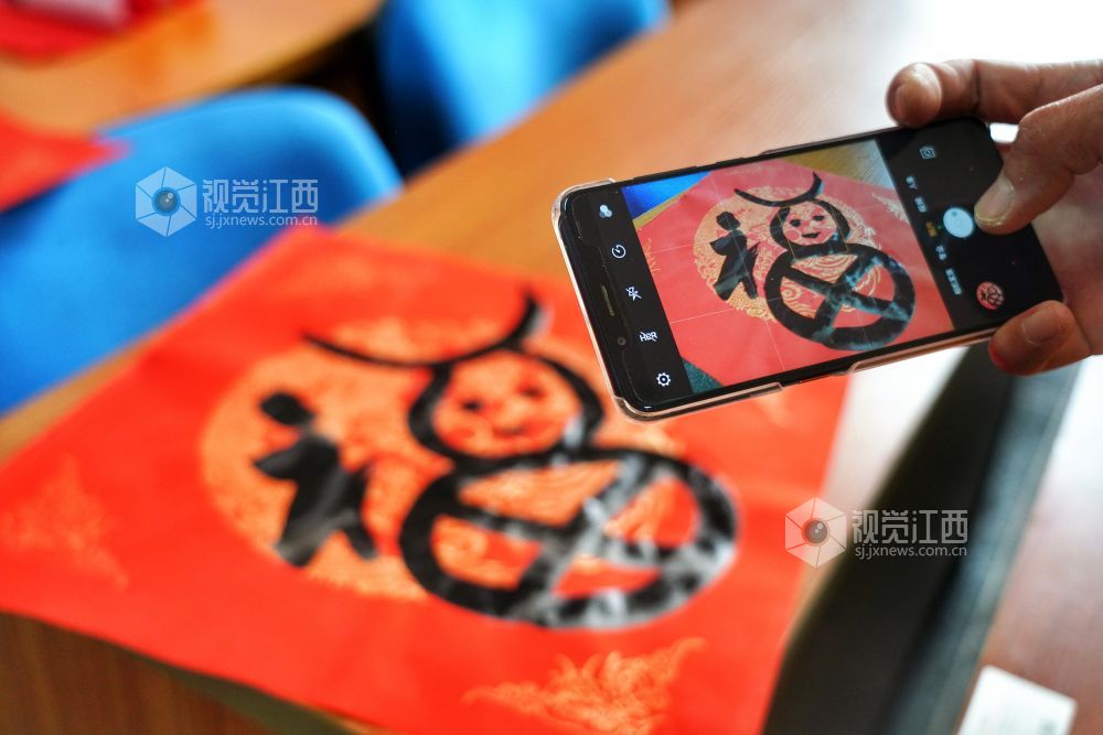 不少官兵争相提笔一试，共同书写祝福，互送平安。