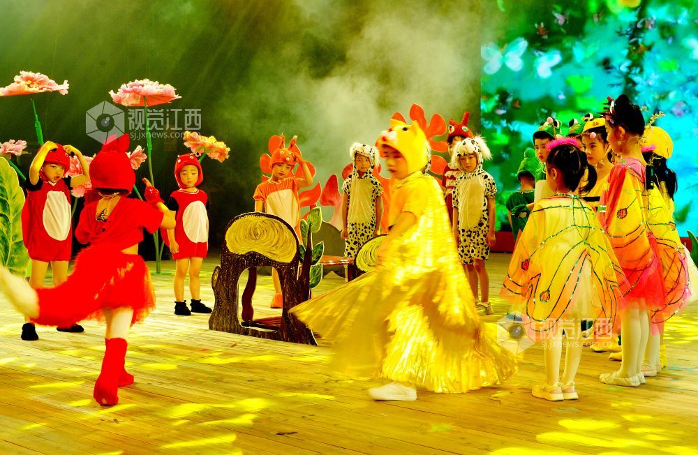 2021年5月30日，江西省德兴市铜矿中区幼儿园的小朋友正在表演时装秀，庆祝“六一”国际儿童节。