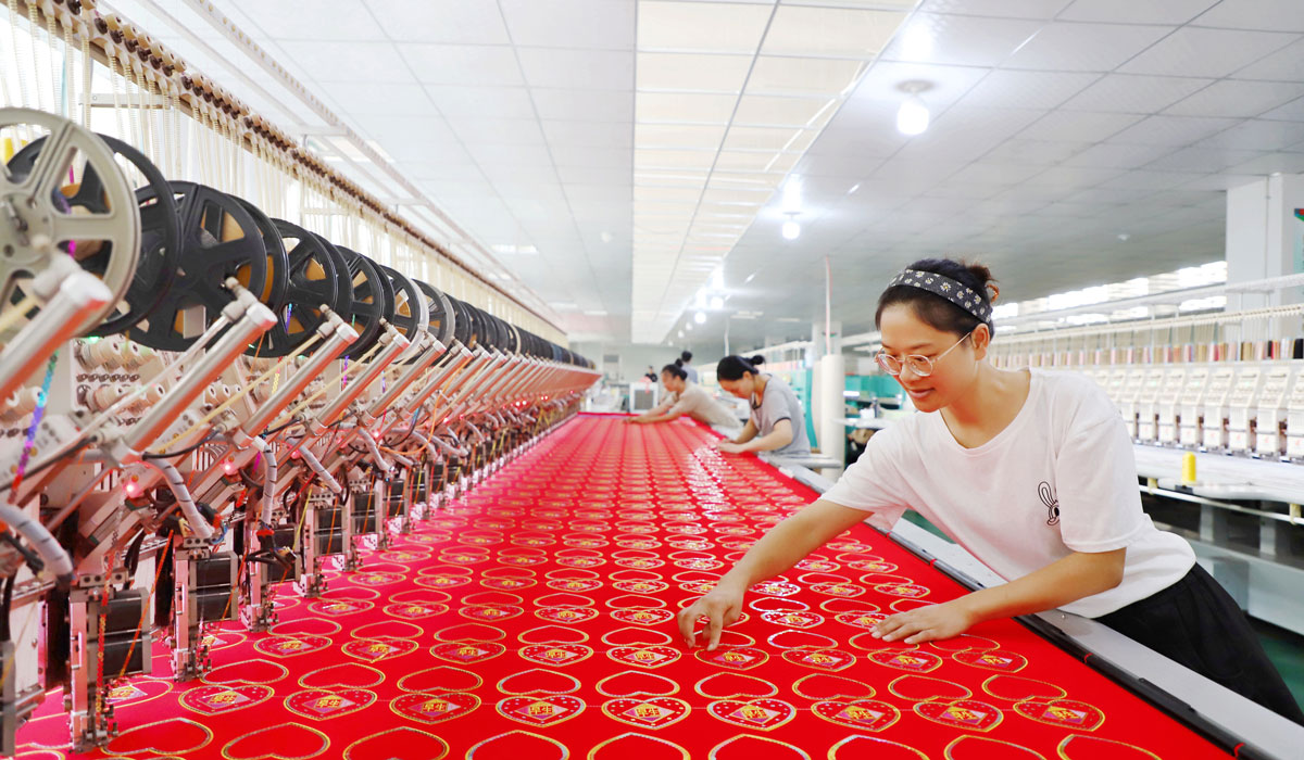 江西新余：文创企业生产忙