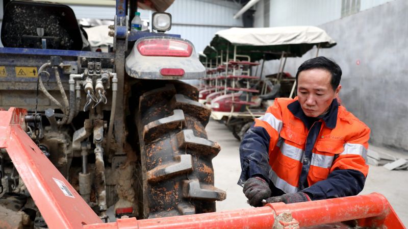 江西分宜：修农机 备春耕
