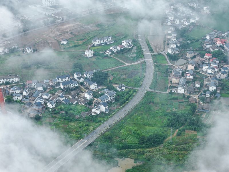 江西铅山：云雾缭绕如画卷