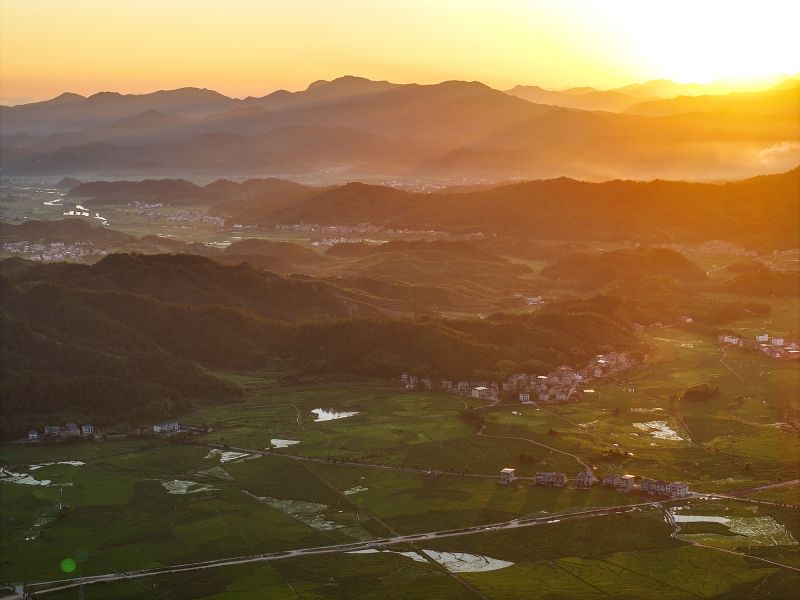 江西铅山：夏日风光旖旎