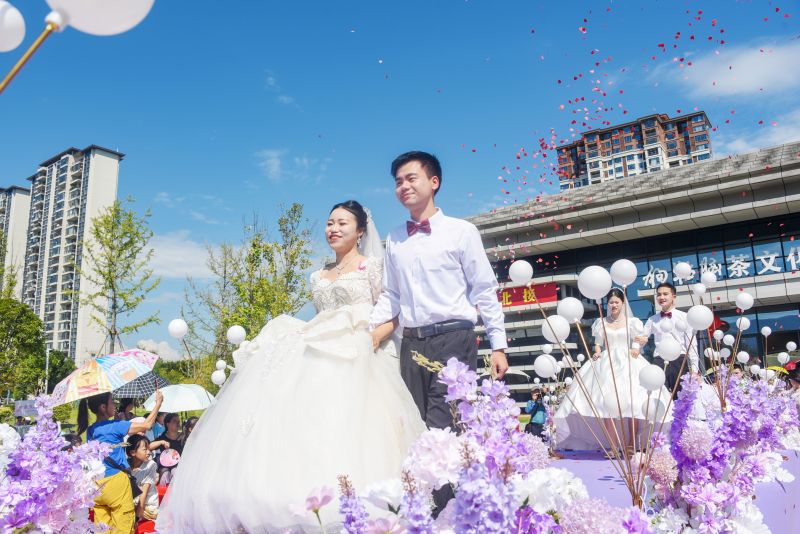 江西遂川：集体婚礼简约浪漫 移风易俗新风扑面