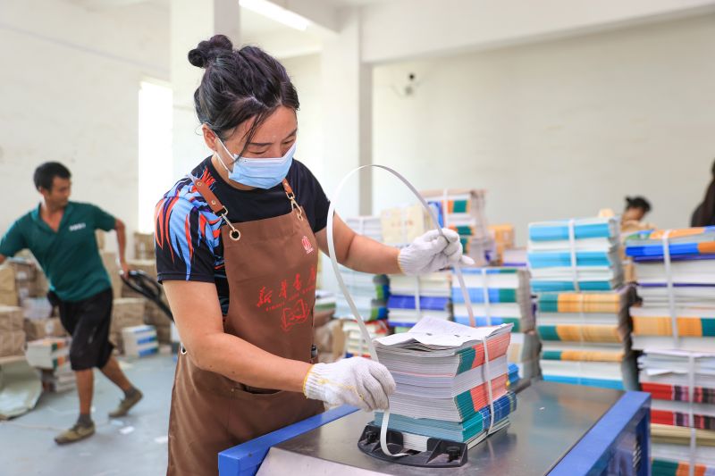 江西万安：备教材 迎开学