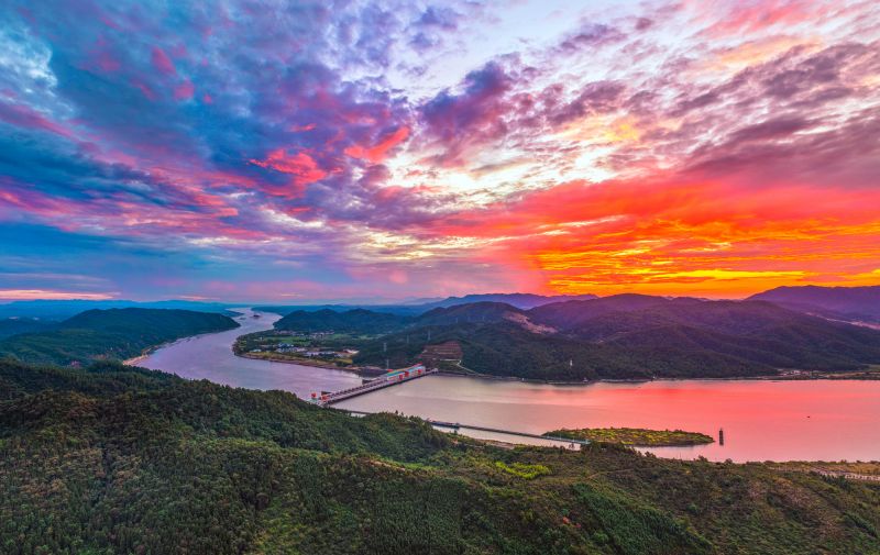 【视频】江西峡江：玉峡湖朝霞 似梦若仙境