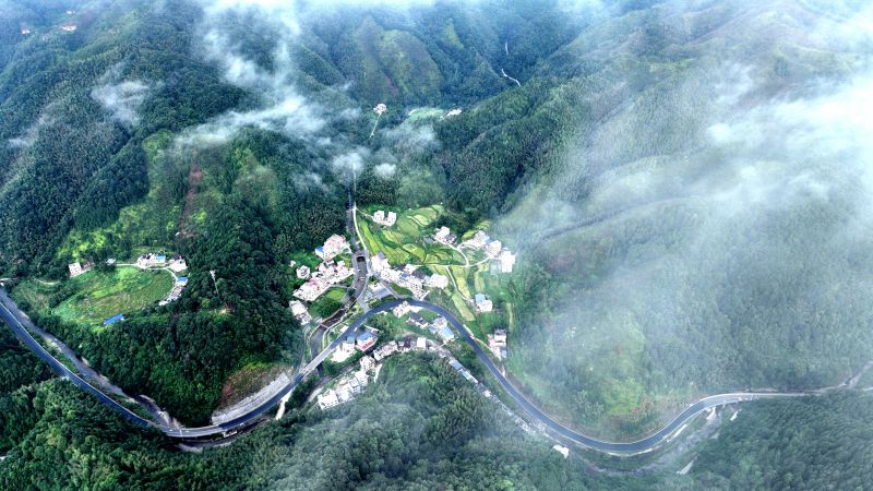 江西遂川：青山环抱里的幸福通途