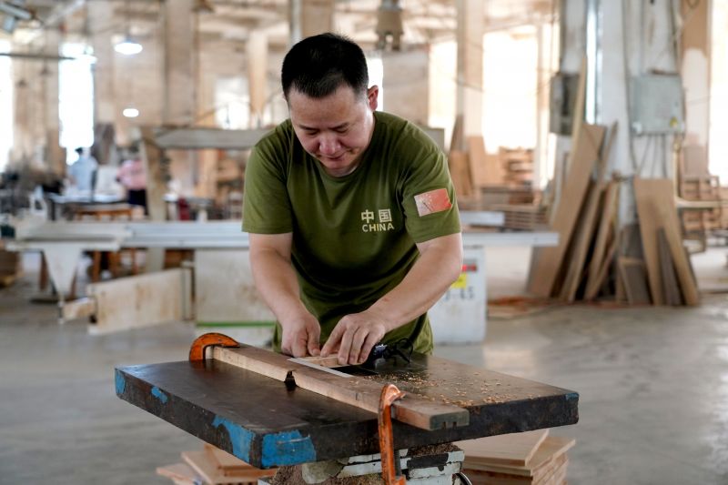 江西瑞昌：家具企业生产忙