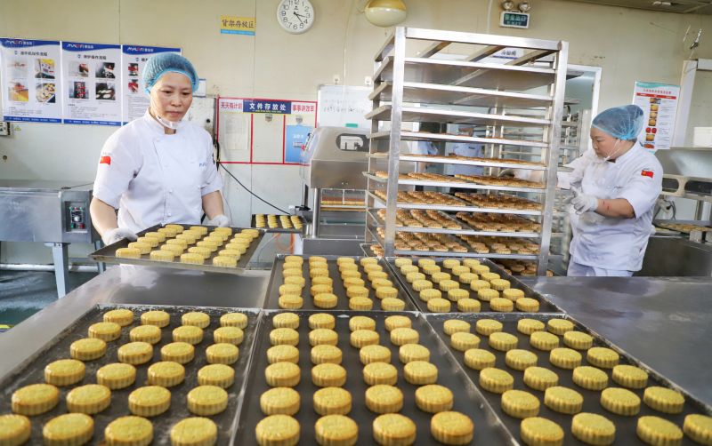 江西新余：赶制月饼供市场