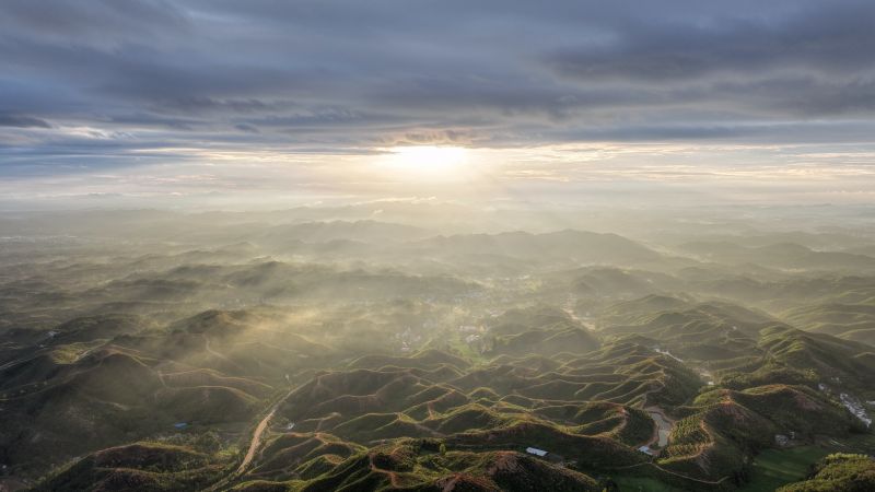 江西遂川：晨雾缭绕 山峦如诗如画