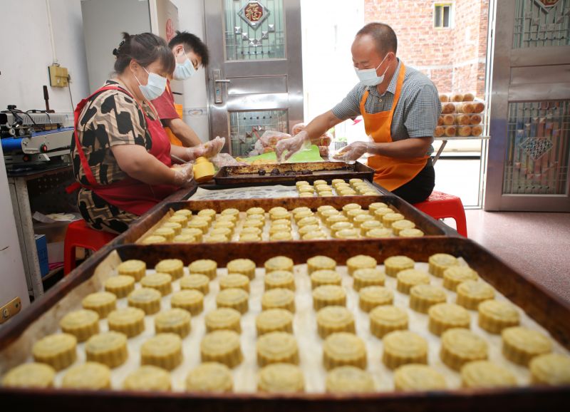 江西宜春：赶制传统月饼 供应市场