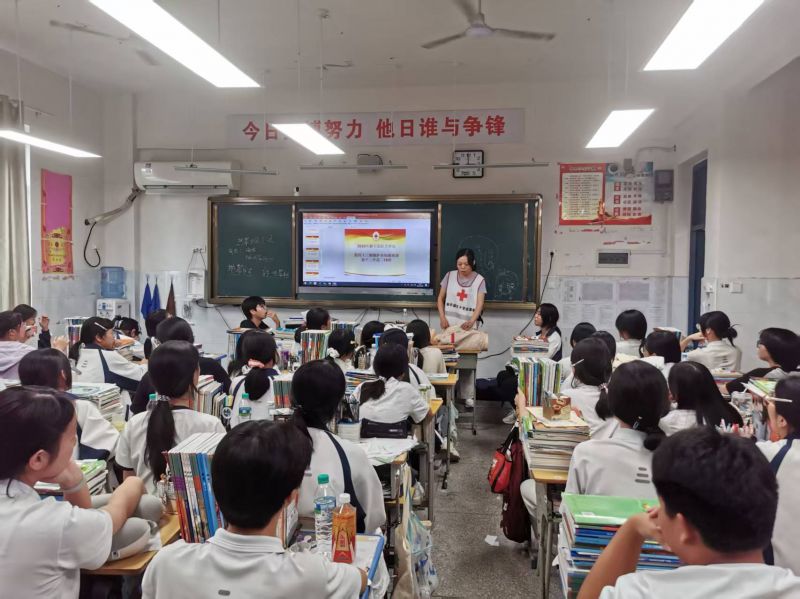 江西新干：救护员培训进校园