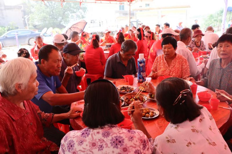 【视频】江西湖口：乡村百位老人中秋节“大团圆”