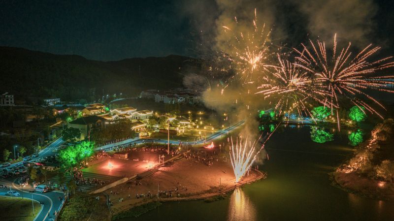 江西峡江：宝塔红火舞龙腾 铁花璀璨庆团圆