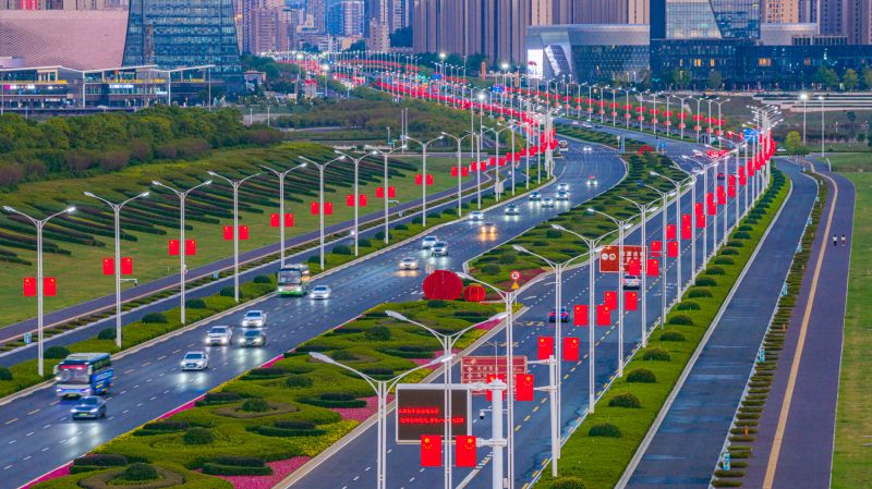 江西吉安：国旗飘扬迎国庆 城市盛景展新颜