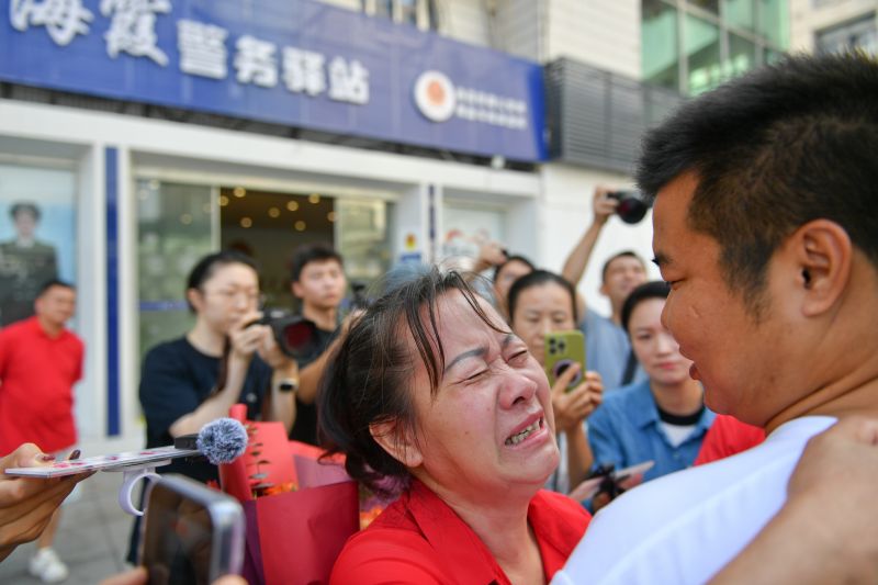 江西南昌：上演被人骗走后跨越31年的团聚