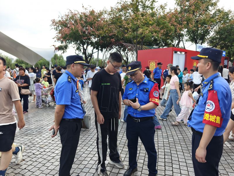 国庆我在岗！红谷滩区城市管理行政执法大队维护秩序安全 书写城市管理温情答卷