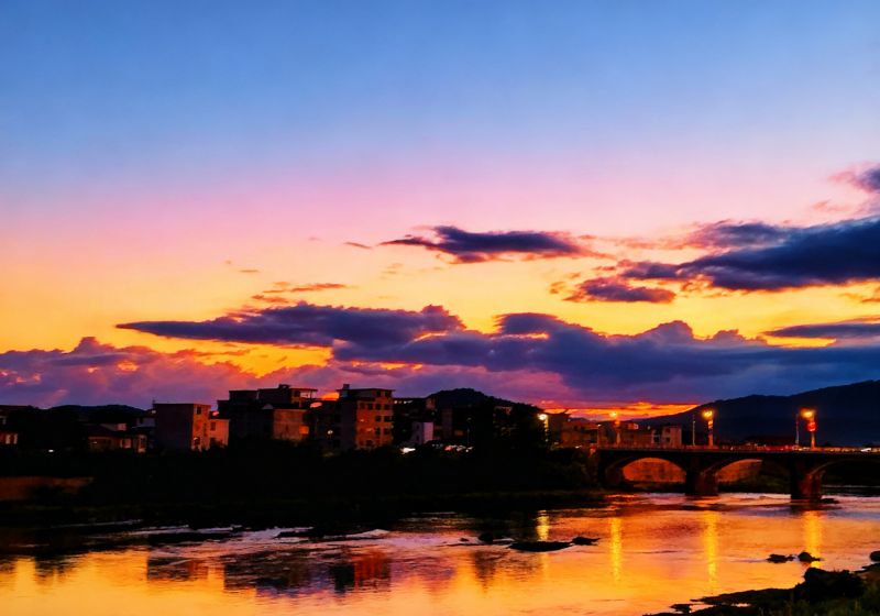 江西永新：云霞漫卷铺天际  桥影灯光映碧波